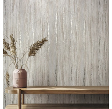 Papier peint structuré avec effet de veinage derrière une table en bois avec décoration