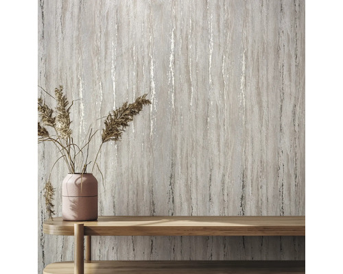 Papier peint structuré avec effet de veinage derrière une table en bois avec décoration