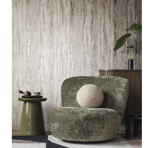 Salon avec papier peint à motifs, fauteuil et table d''appoint.