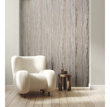 Intérieur avec papier peint à motifs, fauteuil et table d''appoint