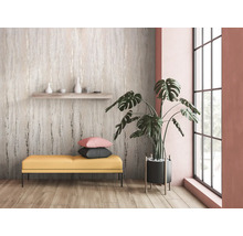 Intérieur moderne avec papier peint à motifs, banquette et plante d''intérieur.