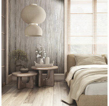 Chambre avec lit, tables d''appoint, décorations, lanterne en papier et stores vénitiens