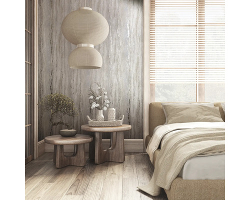 Chambre avec lit, tables d''appoint, décorations, lanterne en papier et stores vénitiens