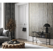 Idée d''aménagement intérieur avec papier peint à motifs, console, lampe et sièges dans un salon.