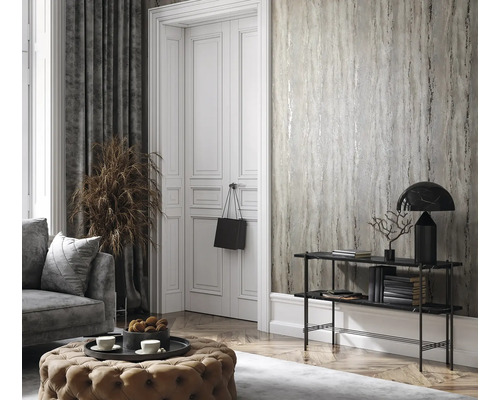 Idée d''aménagement intérieur avec papier peint à motifs, console, lampe et sièges dans un salon.