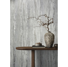 Intérieur décoratif avec papier peint à motifs, table et éléments décoratifs