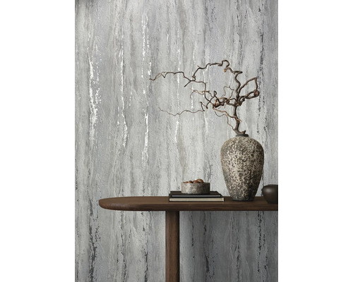 Intérieur décoratif avec papier peint à motifs, table et éléments décoratifs