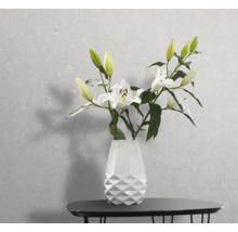 Vase mit Lilienblüten auf einem Tisch