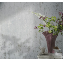 Einrichtungsbeispiel mit einer gemusterten Tapete, Vase und Tischdekoration.