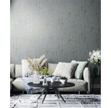 Wohnzimmer mit Couch, Tisch und gemusterter Tapete für eine stilvolle Raumgestaltung