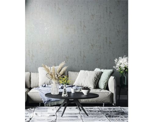 Wohnzimmer mit Couch, Tisch und gemusterter Tapete für eine stilvolle Raumgestaltung