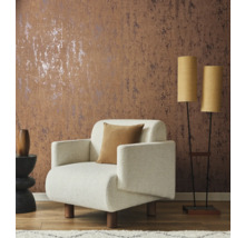 Dekoratives Wohnzimmer mit Sessel, Stehlampe und gemusterter Tapete