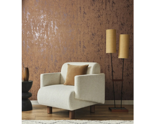 Dekoratives Wohnzimmer mit Sessel, Stehlampe und gemusterter Tapete