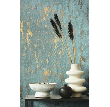 Dekorative Tapete mit abstraktem Muster, Vasen und Schalen als Raumgestaltungselemente.