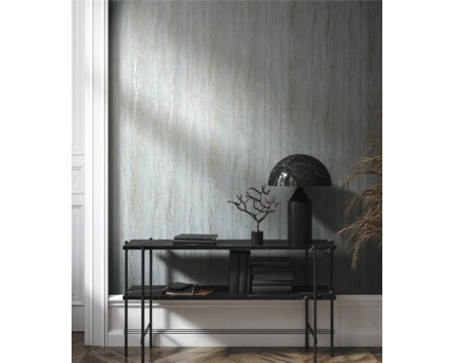 Vue d''une pièce avec papier peint à motifs et console