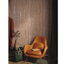 Exemple d''aménagement intérieur avec papier peint à motifs, fauteuil et décoration pour un intérieur élégant