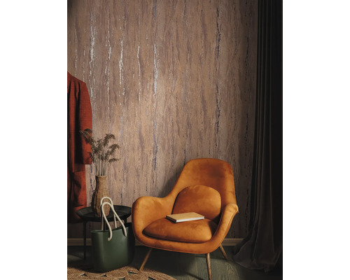 Exemple d''aménagement intérieur avec papier peint à motifs, fauteuil et décoration pour un intérieur élégant