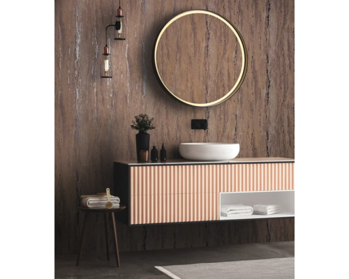 Salle de bains avec meuble-lavabo, miroir, lampe et décoration