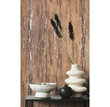 Ambiance d''habitation décorative avec papier peint en relief et vases sur une table.