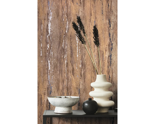 Ambiance d''habitation décorative avec papier peint en relief et vases sur une table.