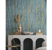 Scène avec papier peint, étagère, décoration et chaise