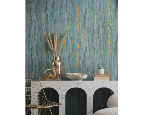 Scène avec papier peint, étagère, décoration et chaise