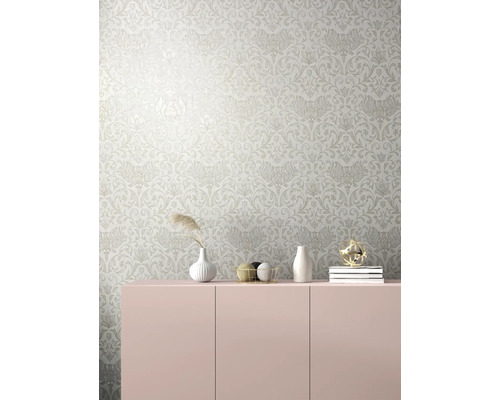 Papier peint à motifs floraux au-dessus d''un buffet