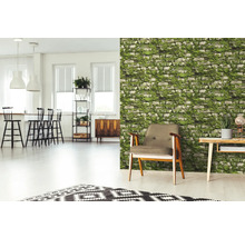 Espace de vie avec papier peint en briques, fauteuil et table en bois