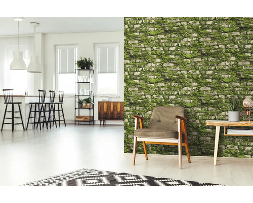 Espace de vie avec papier peint en briques, fauteuil et table en bois