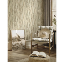 Salon avec lambris en bois, fauteuil, livre et décoration pour une ambiance chaleureuse