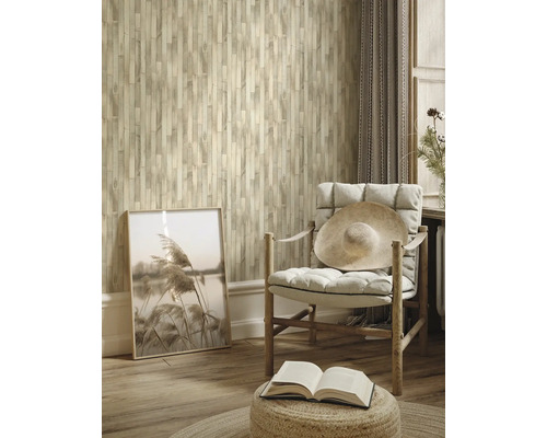 Salon avec lambris en bois, fauteuil, livre et décoration pour une ambiance chaleureuse