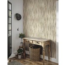 Espace d''entrée avec papier peint mural en bois, table en bois, panier et décoration