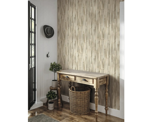 Espace d''entrée avec papier peint mural en bois, table en bois, panier et décoration