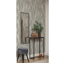 Espace décoratif avec miroir, console, tabouret, sac à main et papier peint mural imitation bois.