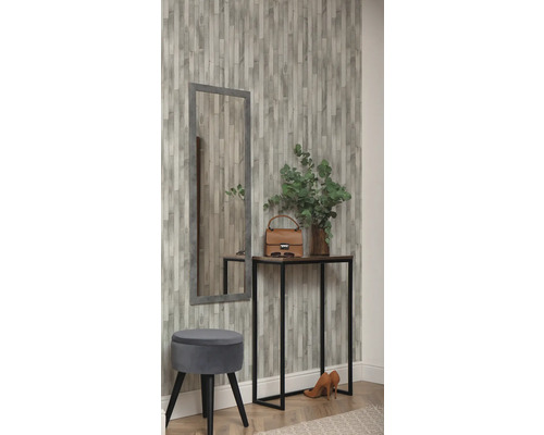 Espace décoratif avec miroir, console, tabouret, sac à main et papier peint mural imitation bois.