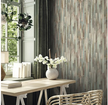 Espace de vie avec panneaux muraux en bois, bureau et plantes d''intérieur pour une ambiance chaleureuse.