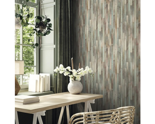 Espace de vie avec panneaux muraux en bois, bureau et plantes d''intérieur pour une ambiance chaleureuse.