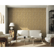 Salon avec mur en mosaïque, canapé et fauteuils