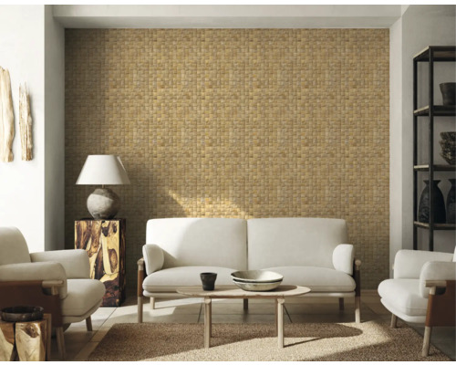 Salon avec mur en mosaïque, canapé et fauteuils