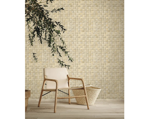 Espace de vie avec décoration murale en mosaïque et siège