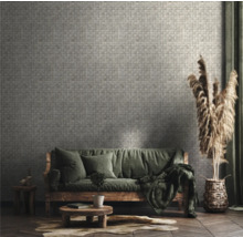 Salon avec papier peint imitation pierre grise, canapé et décorations pour une ambiance chaleureuse