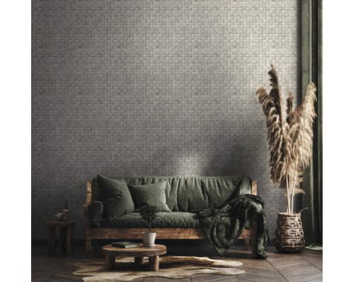 Salon avec papier peint imitation pierre grise, canapé et décorations pour une ambiance chaleureuse