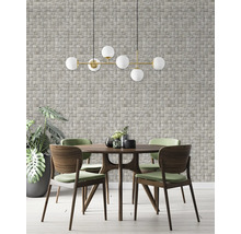 Salle à manger avec table à manger, chaises et suspension devant un mur avec des panneaux de pierre