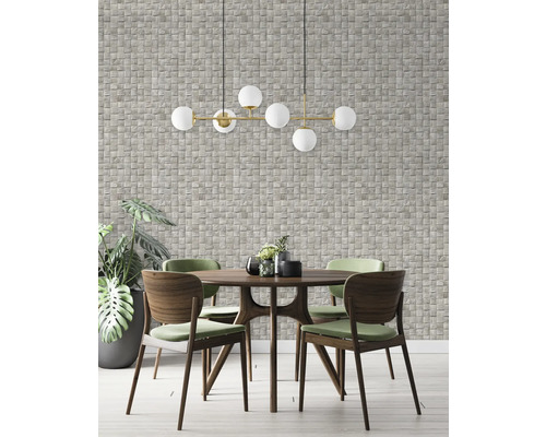 Salle à manger avec table à manger, chaises et suspension devant un mur avec des panneaux de pierre