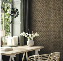 Salon avec panneaux muraux en bois à l''aspect tressé, bureau et fenêtre