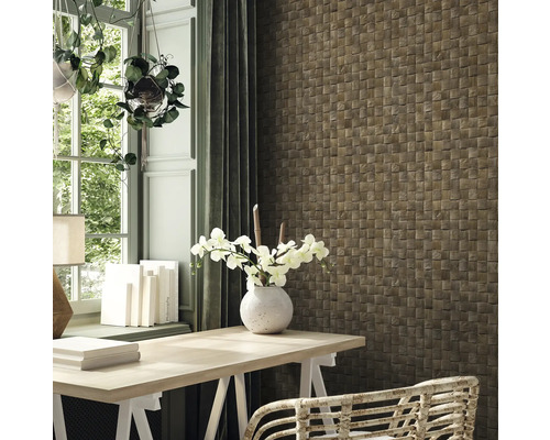 Salon avec panneaux muraux en bois à l''aspect tressé, bureau et fenêtre