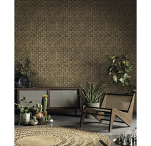 Mur décoratif avec de petits carreaux carrés, combiné avec une armoire en bois, un fauteuil et des plantes d''intérieur.