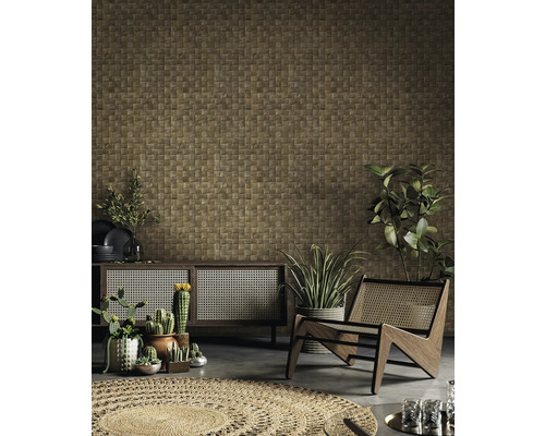 Mur décoratif avec de petits carreaux carrés, combiné avec une armoire en bois, un fauteuil et des plantes d''intérieur.