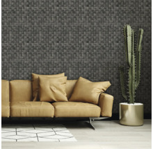 Salon avec canapé, coussins, cactus et revêtement mural