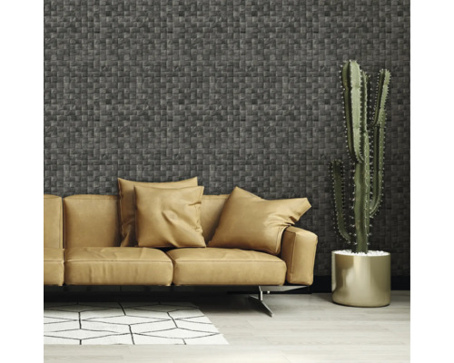 Salon avec canapé, coussins, cactus et revêtement mural